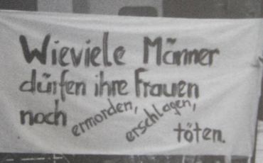 Protestfahne mit der Aufschrift: Wieviele Männer dürfen ihre Frauen noch ermorden, erschlagen, töten