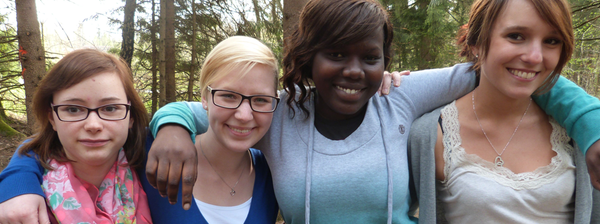 Vier junge Mädchen, die sich im Freiwilligendienst des Paritätischen in Bayern engagieren