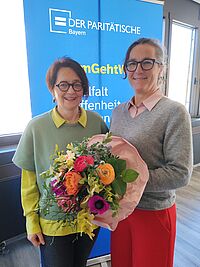 Vorständin Margit Berndl gratuliert Beatrix Hertle