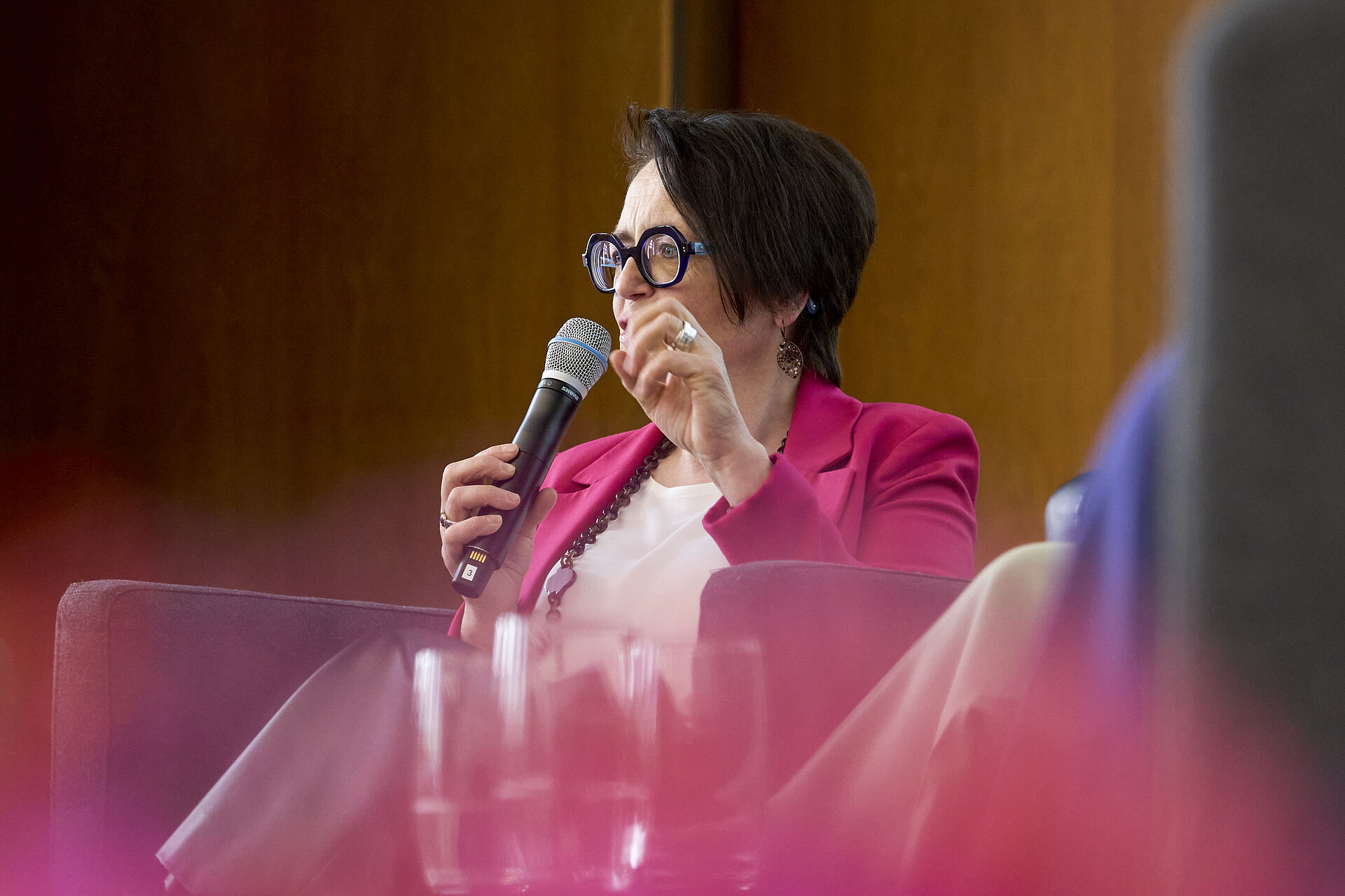 Margit Berndl bei einer Podiumsdiskussion