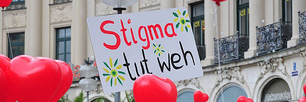 Plakat mit der Aufschrift Stigma tut weh